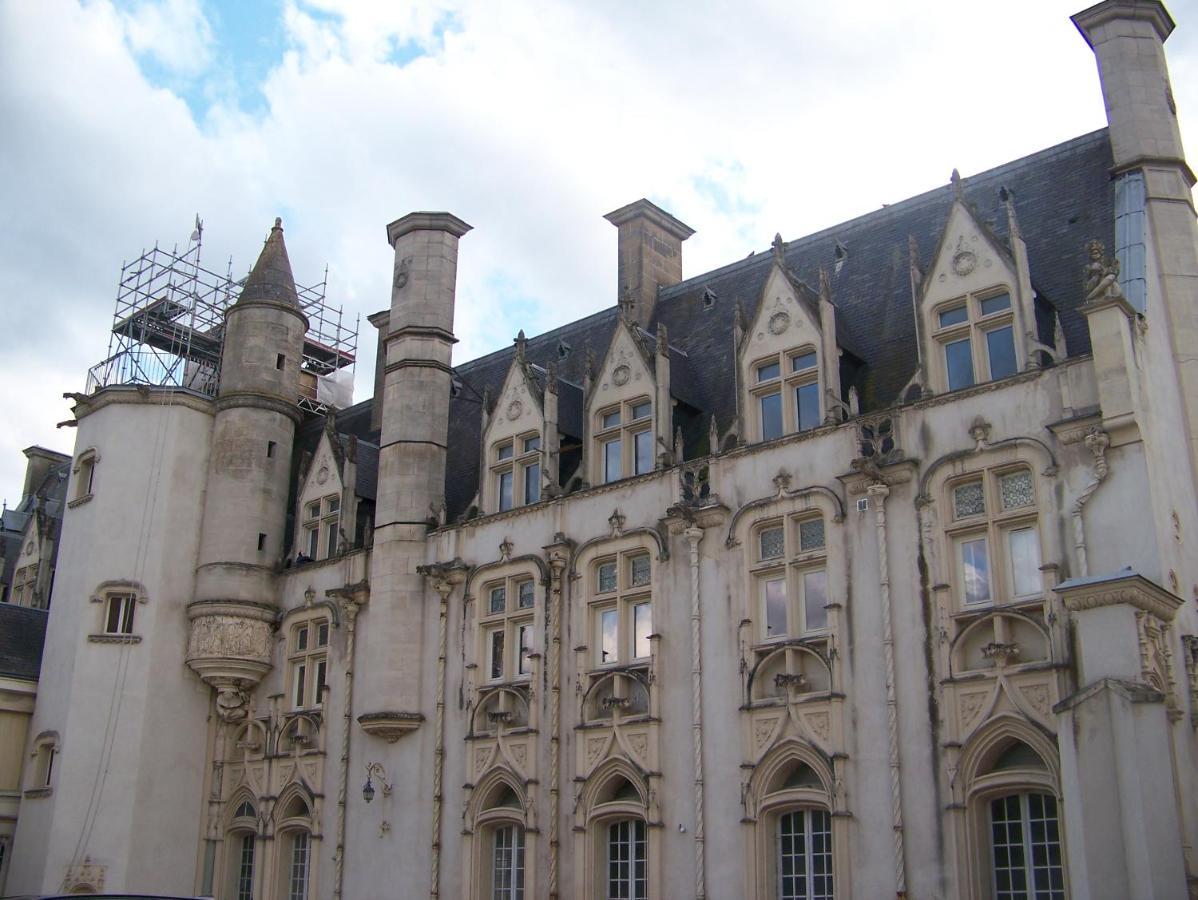 Charmant Studio Au Calme Tout Confort Dans Chateau Neo Gothique Proche Zenith Comet Orleans Parking Voiture Gratuit Wifi Haut Debit Rue Des Montees 外观 照片